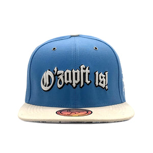 Frontansicht der Leoly O'zapft is Snapback Cap, die das markante Logo mit 3D-Stickerei zeigt.